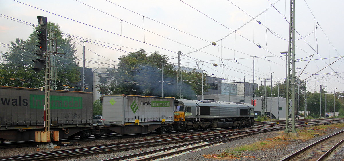Ein Blick auf die Class 66 266 035-5 von Railtraxx.
Sie fährt mit einem Güterzug aus Köln-Eifeltor(D) nach Genk-Haven(B) in Richtung Belgien. Aufgenommen vom Bahnsteig in Aachen-West. 
Bei Wolken am Abend vom 5.9.2018.