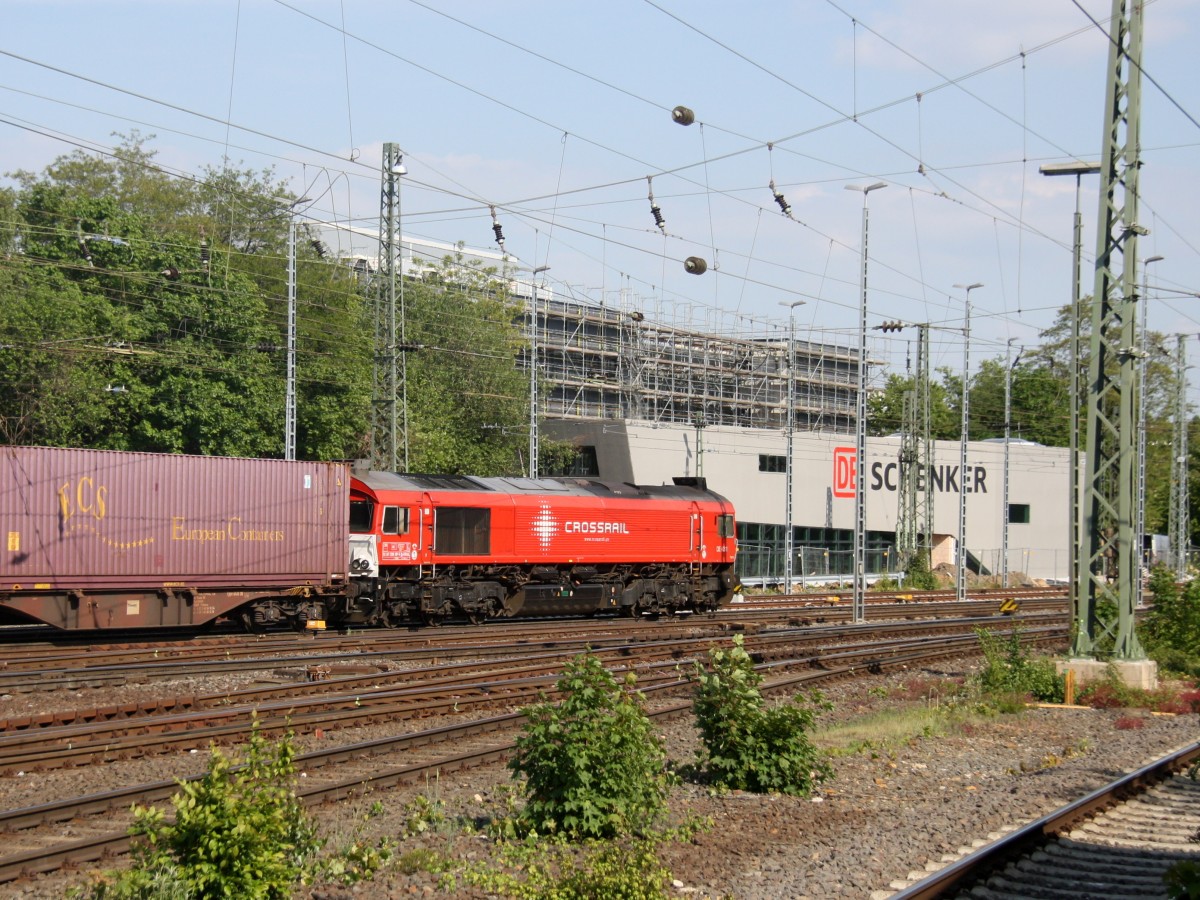 Ein Blick auf die Class 66 DE6311  Hanna  von Crossrail. Sie fährt  mit einem  Containerzug aus Milano(I) nach Zeebrugge-Ramskapelle(B) in Richtung Belgien. 
Aufgenommen vom Bahnsteig in Aachen-West bei schönem Frühlingswetter am Nachmittag vom 22.5.2015.