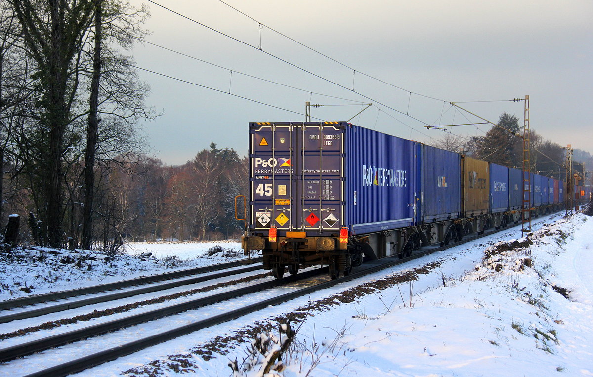 Ein Blick auf einen Güterzug aus Belgien nach Aachen-West. Aufgenommen an der Gemmenicher-Rampe am Gemmenicher-Weg auf dem Montzenroute. Bei Sonne und Schnee am Kalten Nachmittag vom 31.1.2019.