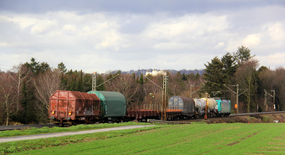 Ein Blick auf einen Güterzug aus Belgien nach Aachen-West. 
Aufgenommen vom Friedrichweg an der Montzenroute.
Bei Sonne und Regenwolken und Sturm am Nachmittag vom 11.3.2019.