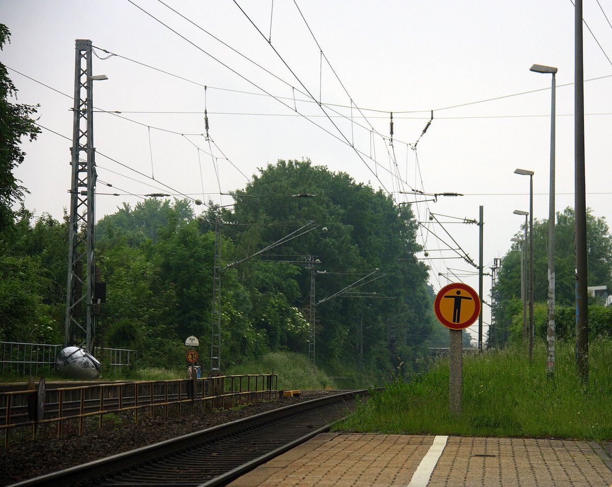 Ein Blick auf die KBS 485 in Richtung Herzogenrath. 
Aufgenommen vom Bahnsteig 1 in Kohlscheid. 
Bei Regenwetter am Nachmittag vom 29.5.2016.