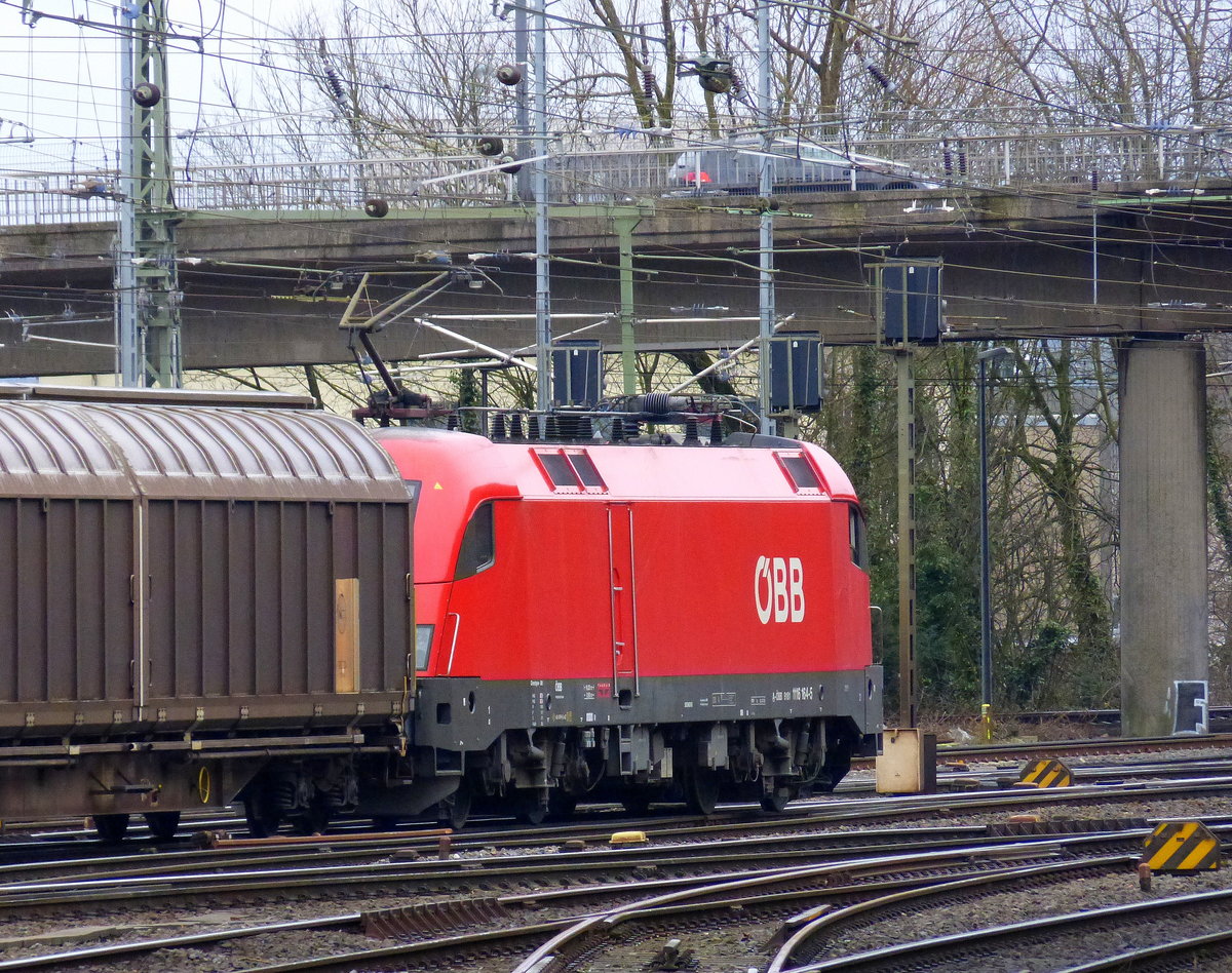 Ein Blick auf den Taurus ÖBB 1116 164 von ÖBB fährt mit einem Güterzug aus Antwerpen-Waaslandhaven(B) nach Linz-Voestalpine(A) bei der Ausfahrt aus Aachen-West und fährt in Richtung Aachen-Schanz,Aachen-Hbf,Aachen-Rothe-Erde,Stolberg-Hbf(Rheinland)Eschweiler-Hbf,Langerwehe,Düren,Merzenich,Buir,Horrem,Kerpen-Köln-Ehrenfeld,Köln-West,Köln-Süd. Aufgenommen vom Bahnsteig in Aachen-West. 
Bei Regenwetter am Kalten Nachmittag vom 9.3.2018.