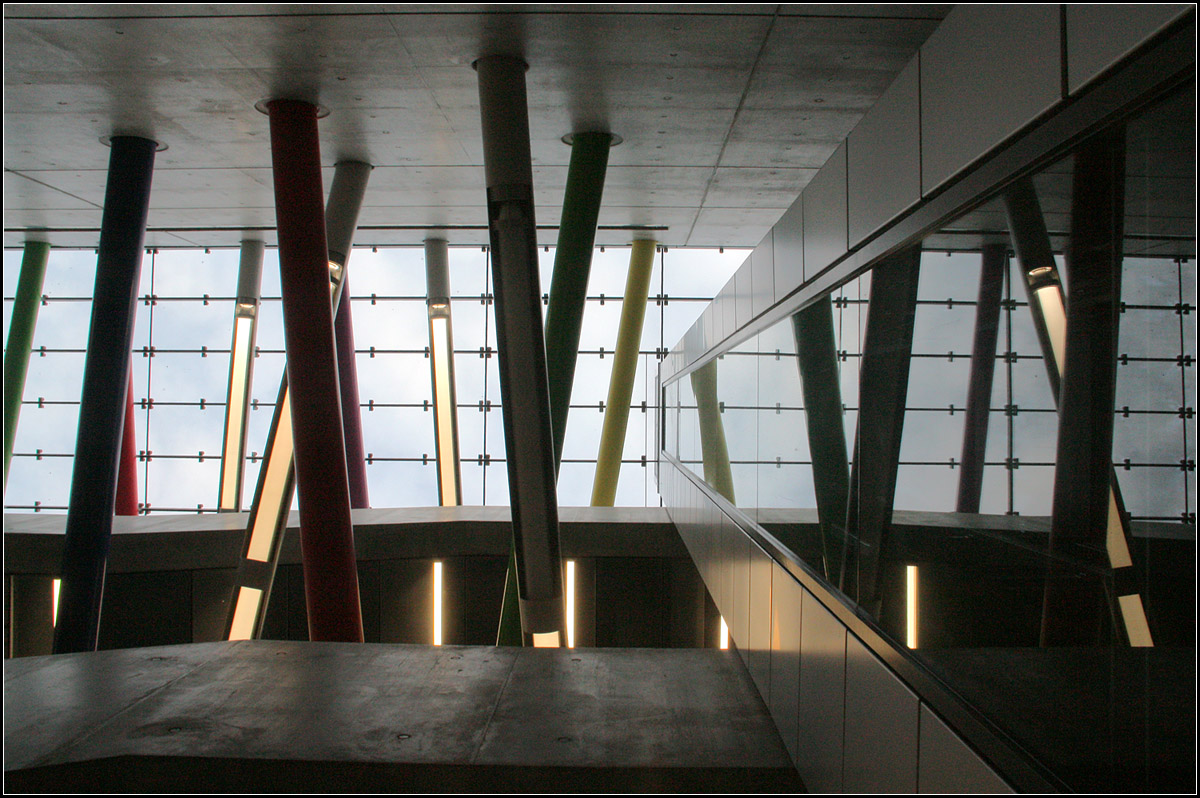 Ein Blick nach oben -

Glasdach und Aufzug am südlicher Zugang zur S-Bahnstation 'Bayerischer Platz' in Leipzig. 

01.02.2014 (M)