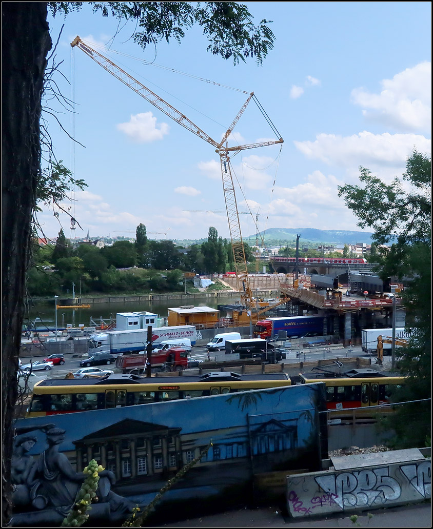 Ein Blick über die Brückenbaustelle -

Während vorne ein Stadtbahn der Linie U14 vorbeifährt, fährt jenseits der Baustelle für die neue Neckarbrücke gerade ein S-Bahnzug über die bestehende Eisenbahnbrücke über den Neckar.

Während ich das hier schreibe fällt mein Blick aus einer anderen Perspektive auf den Berg, der rechts neben dem Kran im Hintergrund zu sehen ist.

21.07.2017 (M)