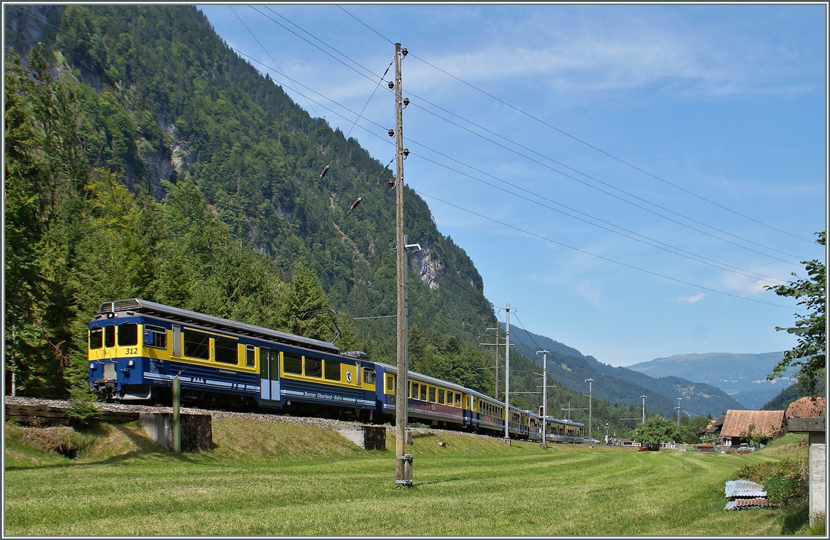 Ein BOB Regionalzug nach Lauterbrunnen hat Zweilütschinen verlassen nun der Lütschine entlang seinem Ziel entgegen.
12. Juli 2015