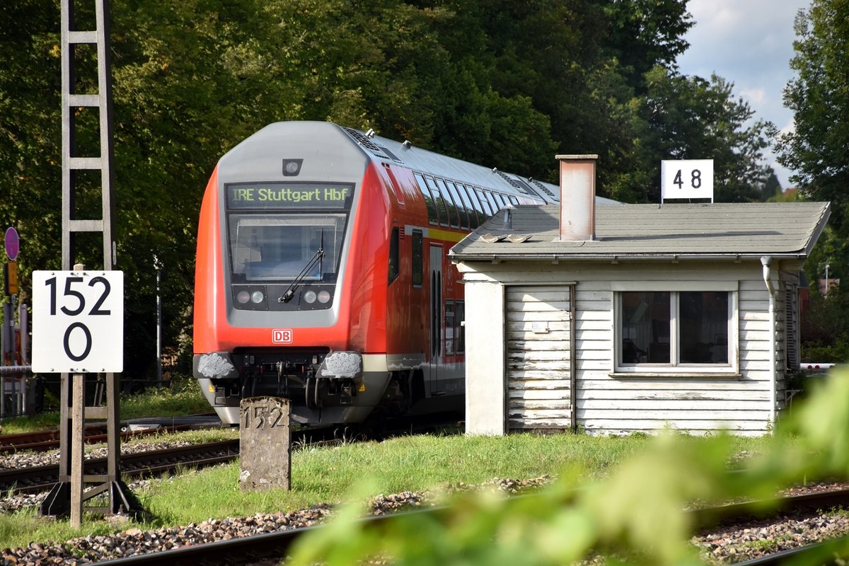 Ein Bombardier-Doppelstocksteuerwagen bildet den Zugschluss des IRE von Lindau nach Stuttgart Hbf (am 19.08.2017 beim Bahnübergang Gleisdreieck / Aeschacher Ufer, Lindau-Aeschach) 