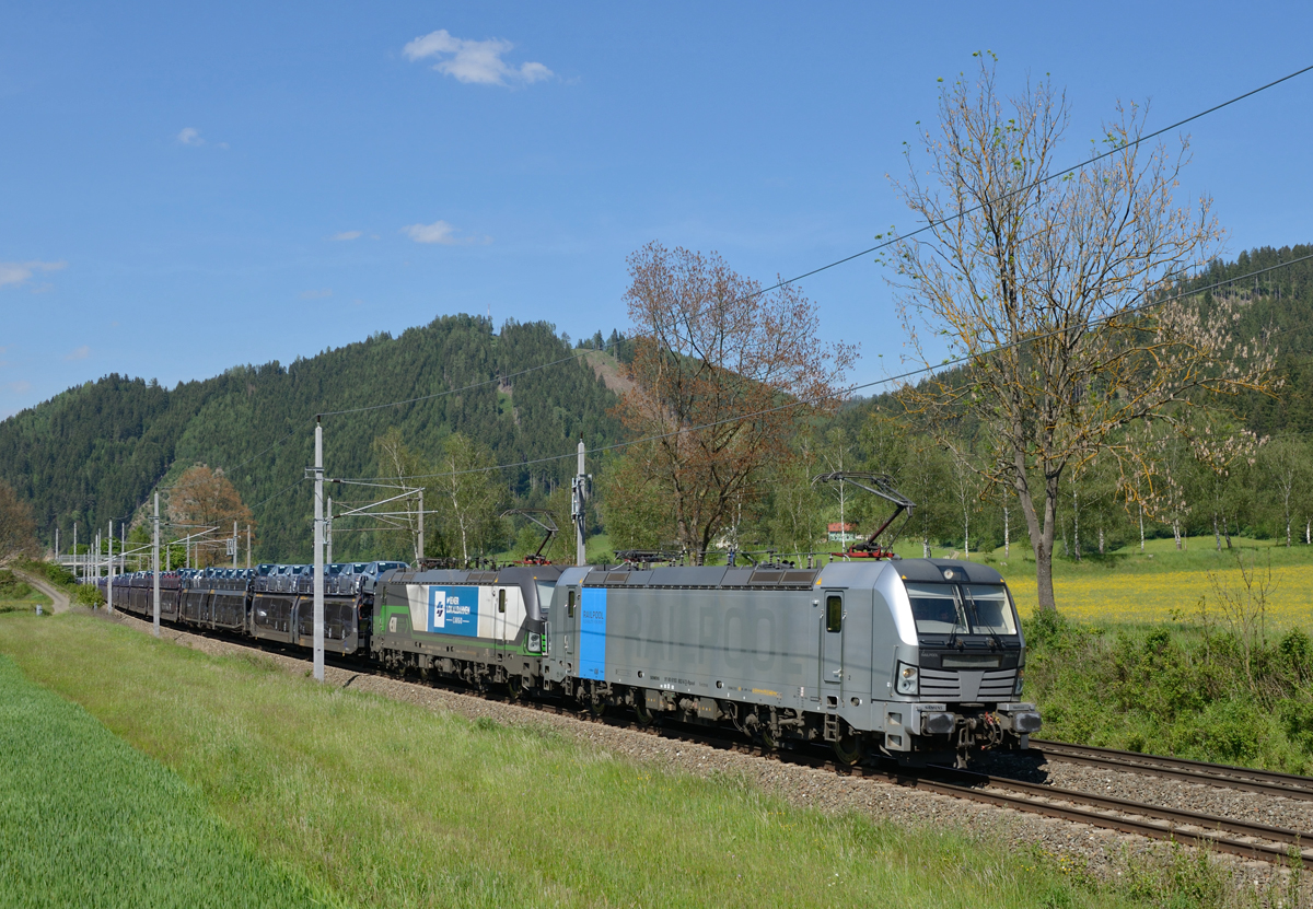 Ein buntes Vectrontandem bestehend aus 193 802 und 193 223 waren am Nachmittag des 22.05.2016 mit dem WLC-Zug 48193 von Petrzalka nach Tarvisio Boscoverde unterwegs, und wurde von mir zwischen Preg und Fentsch-St.Lorenzen fotografiert. 