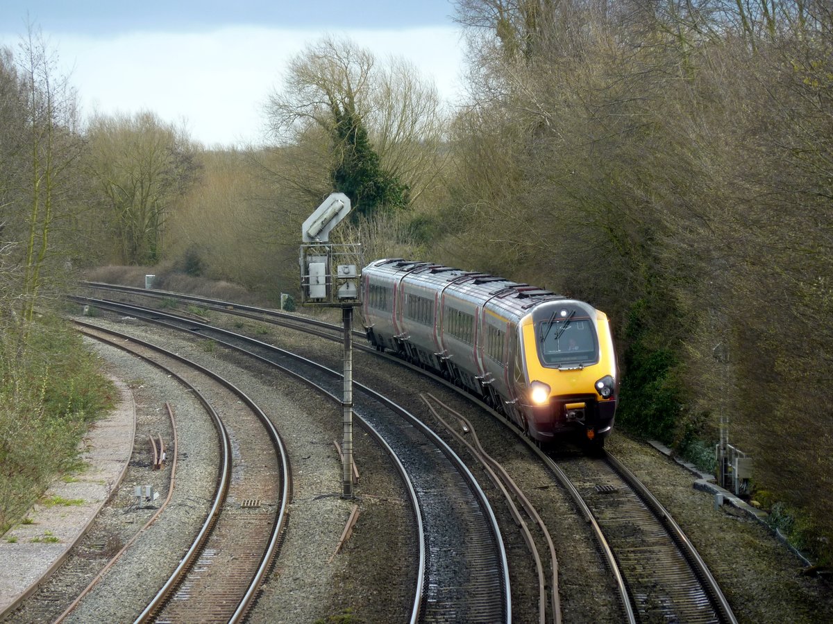 Ein Cross Country Zug am 29.03.2015 bei der Einfahrt in den Bahnhof Oxford.
