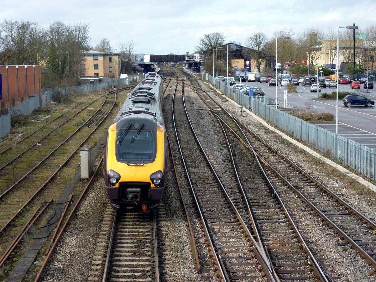 Ein Cross Country Zug am 29.03.2015 bei der Einfahrt in den Bahnhof Oxford.