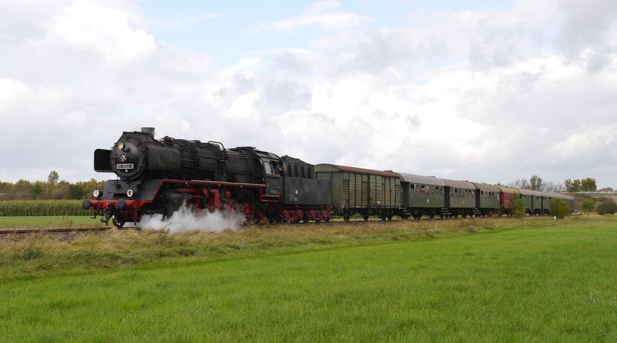 Ein Dampfsonderzug auf seiner Fahrt nach Friedberg zwischen Häuserhof und Echzell. Aufgenommen am 3.10.2017 