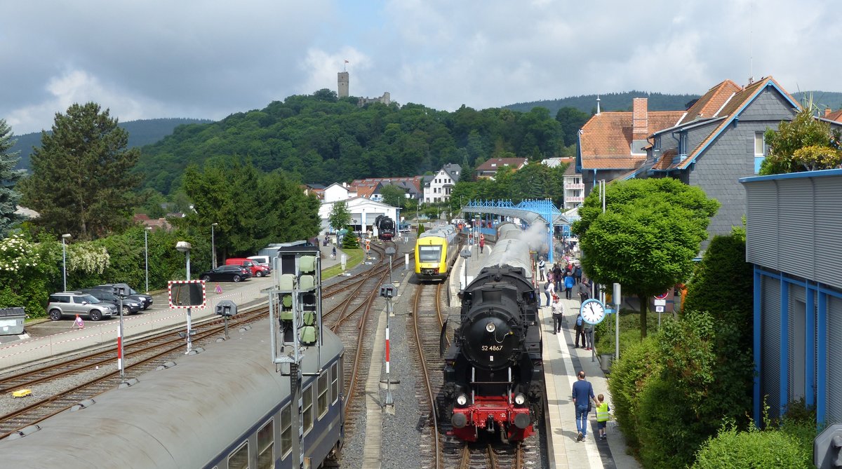 Ein Dampfsonderzug aus Frankfurt Höchst hat soeben den Bahnhof Königstein (Taunus) erreicht. Daneben steht eine RB12 nach Frankfurt bereit. Aufgenommen am 4.6.2017 10:59