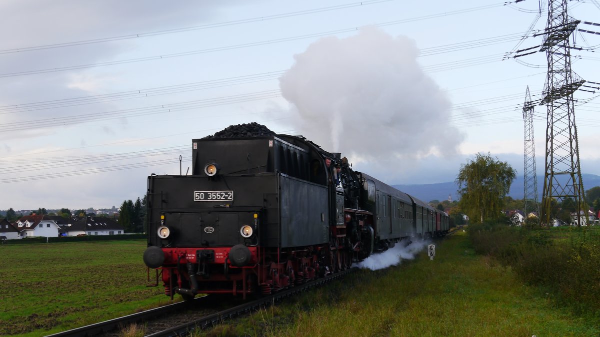 Ein Dampfsonderzug, gezogen von einer Br050, zwischen Dorheim und Beienheim. Aufgenommen am 3.10.2017 9:54