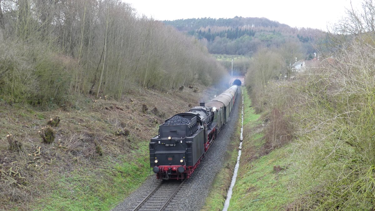 Ein Dampfsonderzug Hanau - Michelstadt kurz nach dem Verlassen des Frau-Nauses Tunnel. Aufgenommen am 17.12.2017 14:47