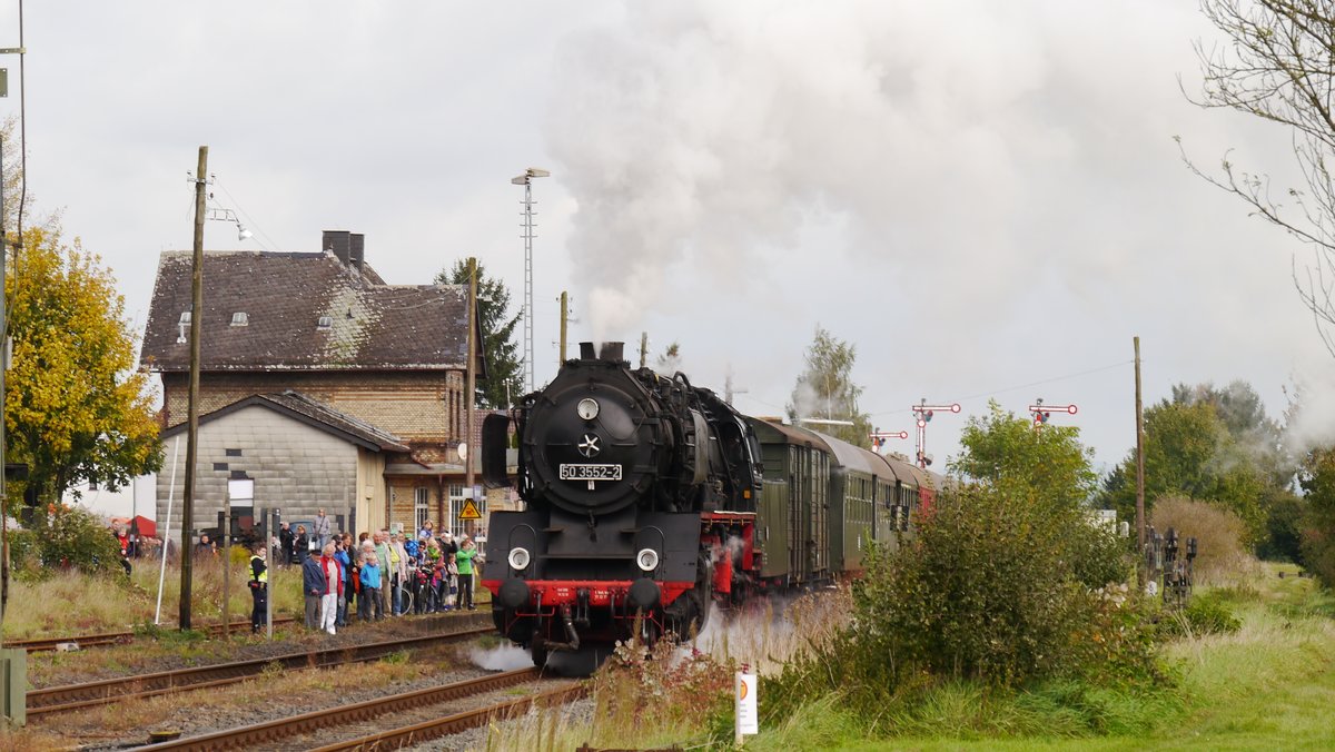 Ein Dampfsonderzug nach Friedberg bei seinem Zwischenhalt in Beienheim. Aufgenommen am 3.10.2017 12:40