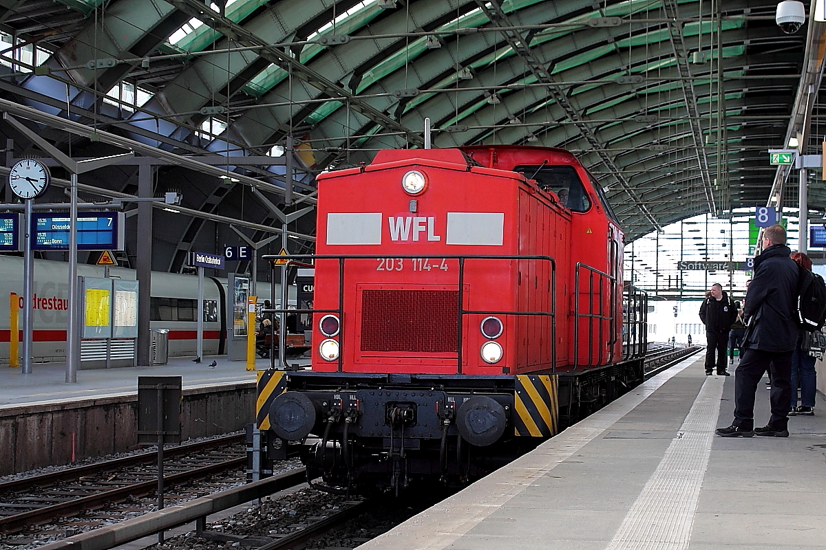 Ein Diesel auf S-Bahngleisen am 25.03.2014 in Berlin Ostbahnhof.
Die WFL 203 114-4 hat einen Materialzug zur Baustelle Warschauer Straße gebracht und fährt, nachdem sie die Kehranlage passiert hat, wieder zurück.
