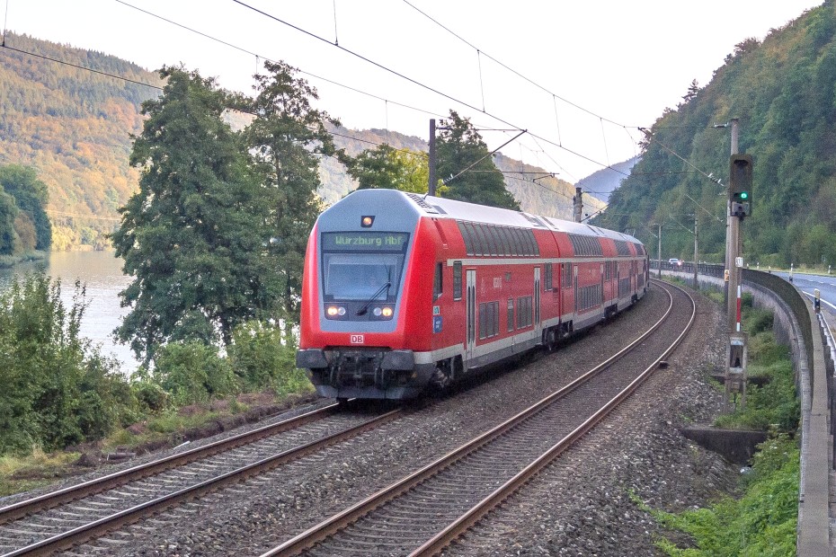 Ein Doppelstock-RE von Frankfurt nach Würzburg am 1.10.16 im Maintal bei km 43 vor Langenprozelten. 