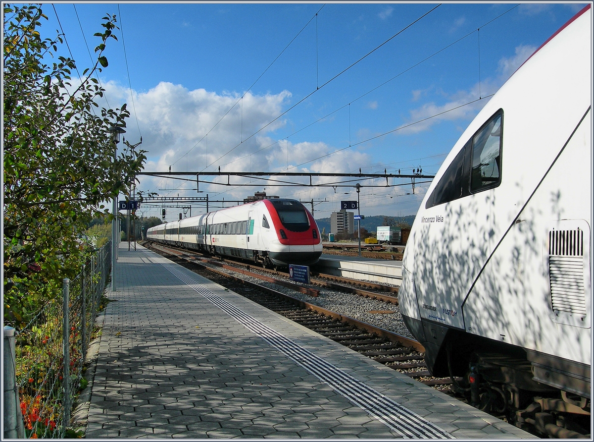 Ein doppelter Nachschuss: der ICN auf Gleis 2 fhrt Richtung Lausanne, whrend auf Gleis 1 die Abfahrt fr den ICN nach Basel unmittelbar bevorsteht. 
Grenchen, den 20. Oktober 2007 