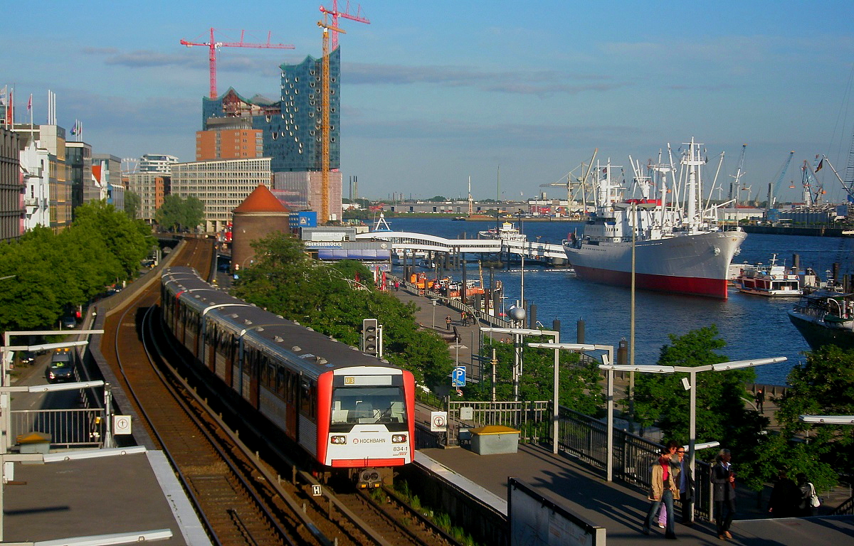 Ein DT4-Doppel der Hamburger Hochbahn verläßt am 01.06.2011 die Station Landungsbrücken in Richtung Baumwall. Im Hintergrund die inzwischen fertiggestellte Elbphilharmonie.