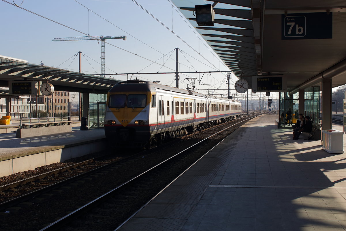 Ein E-triebwagen der Baureihe AM 80 bei der Einfahrt in Brügge auf Gleis 6. der fährt weiter nach Kortrijk. Aufgenommen am 21.01.2017