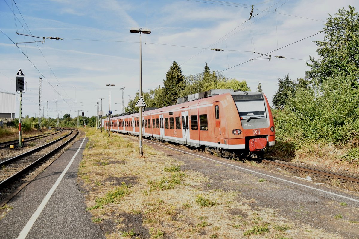 Ein ehemaliger Drei Löwentakt Triebwagen, der 425 616-0 verlässt hier gerade Odenkirchen in Richtung Rheydt Hbf. Sonntag den 12.8.2018