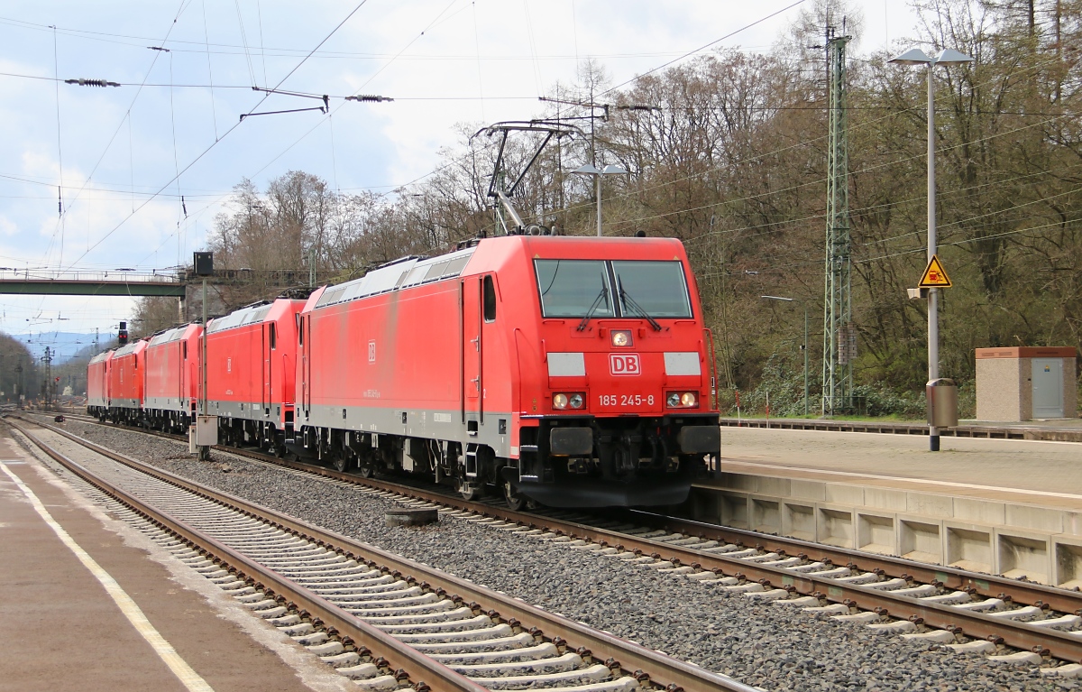 Ein einheitlich roter Lokzug bestehend aus 185 245-8 (Zuglok), 185 213-6, 185 244-1, 185 021-3 und 185 367-0 in Fahrtrichtung Norden. Aufgenommen am 23.03.2014 in Eichenberg.