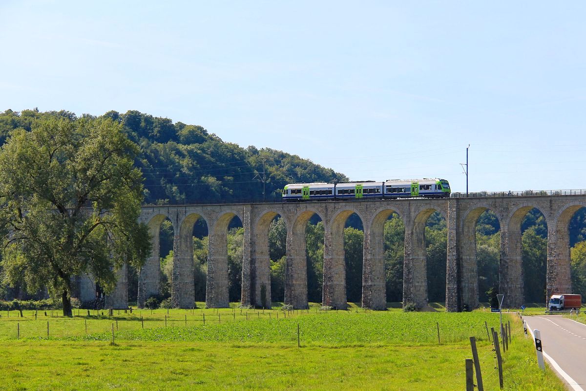 Ein einzelner dreitiliger BLS RABe 525 auf dem Saaneviadukt. Strecke Bern - Neuchâtel. 15.August 2017 