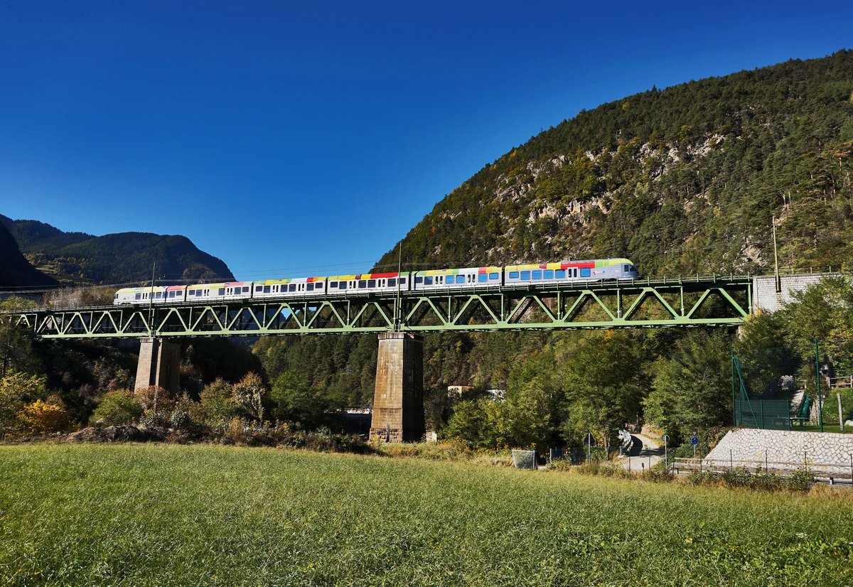 Ein ETR 170 überquert bei Fortezza/Franzensfeste den Fluss Eisack. Unterwegs war die Garnitur als R 1885 (Fortezza/Franzensfeste - Lienz).
Aufgenommen am 16.10.2016.