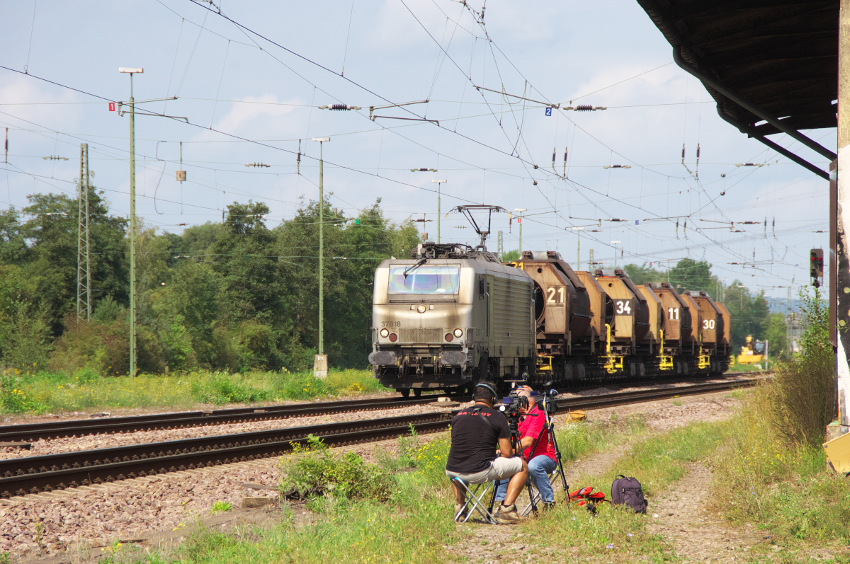 Ein etwas anderes Bahnbild. Während mein Schatzi vom Fernsehen interviewt wurde näherte sich aus Dillingen der Suppenzug mit Akiem 37018. Bahnstrecke 32030 Saarbrücken - Karthaus bei Bous am 26.08.2017