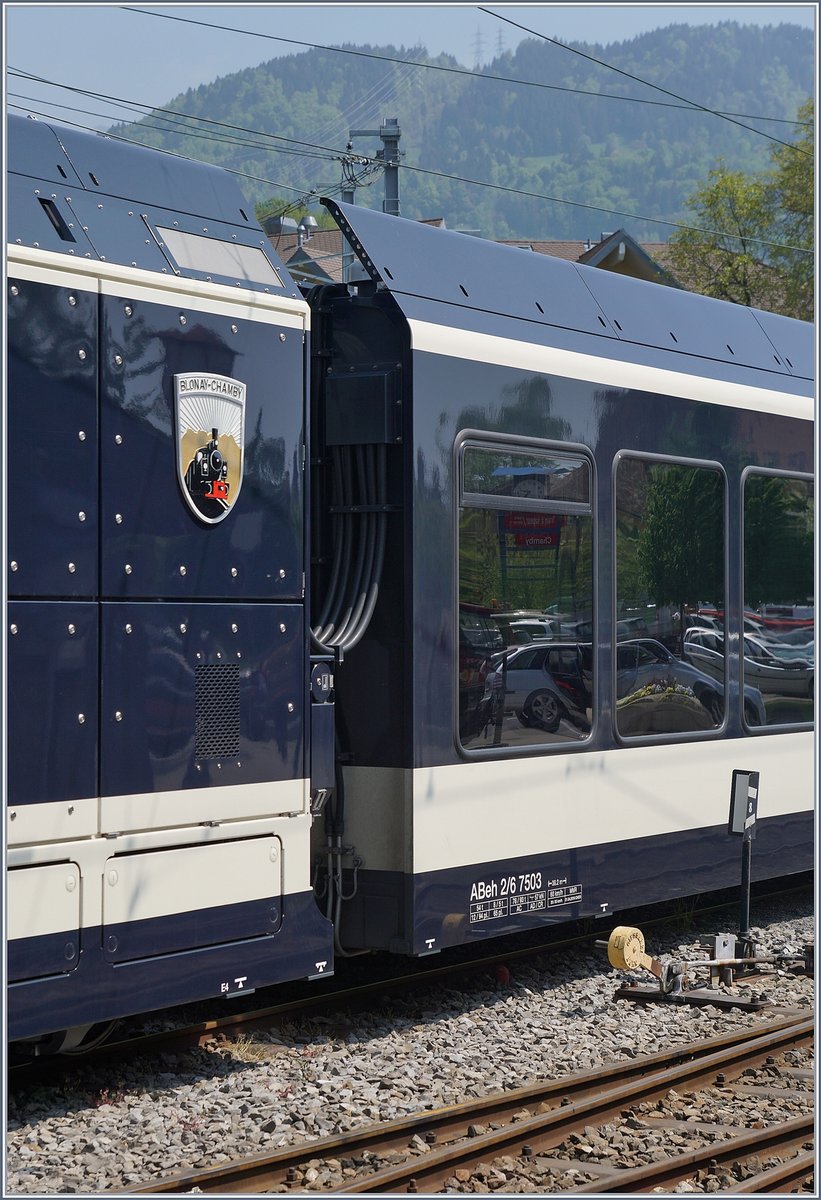 Ein etwas detaillierterer Blick auf das vor wenigen Minuten enthülle Wappen des ABeh 2/6 7503 zur Eröffnung der Feierlichkeiten  50 Jahre Blonay- Chamby Museumsbahn . 
4. Mai 2018