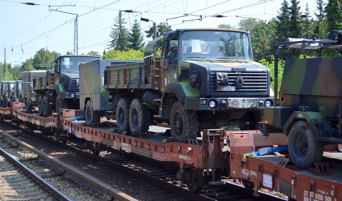 Ein Flachwagen für Fahrzeugtransporte mit zwei Radsätzen vom Einsteller ERMEWA SA mit der Nr. 21 RIV 87 F-ERSA 4155 303-4 Ldkks 31.6 beladen mit dem klassischen Militärtransporter Renault GBC 180 die modernisierte Version des Berliet GBC 8 KT aus den 50érn  + Hänger, Militärtransport am 29.08.18 Berlin-Hirschgarten.