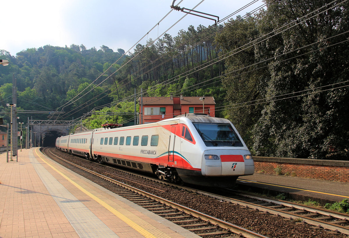 Ein Frecciabianca Pendolino (ETR 460.22) fährt mit hoher Geschwindigkeit durch Lévanto Richtung Genua. 7.Mai 2018