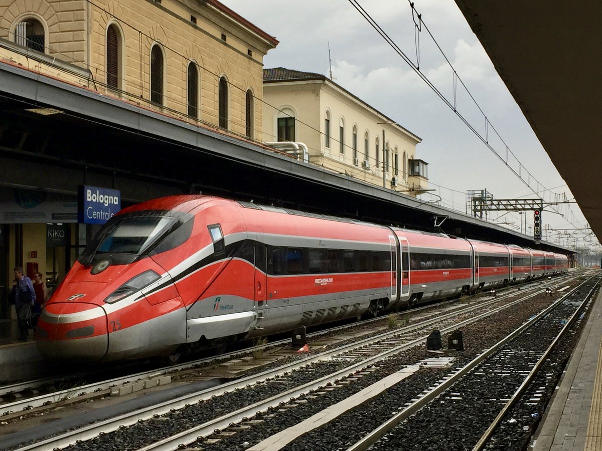 Ein Frecciarossa 1000 der Trenitalia hält in Bologna Centrale, 10. August 2017.