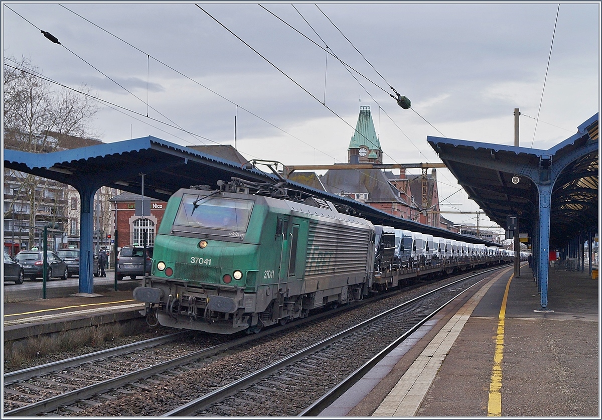 Ein FRETchen genaurer die BB 37 041 fährt mit einem Ganzzug voller neuer Peugeot Lieferwagen durch Colmar.
13. März 2018