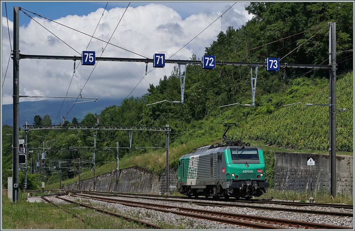 Ein  Fretchen , hier die SNCF BB 37 059, auf dem Weg nach Lausanne Triage hat bei La Plaine die Schweiz erreicht.
20. Juni 2016