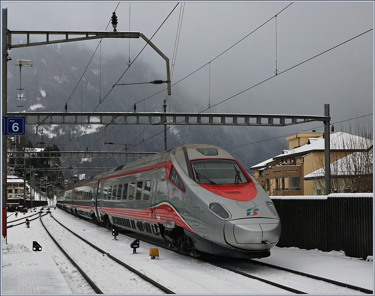 Ein FS Trenitalia ETR 610 verlässt Arth Goldau in Richtung Luzern.
5. Jan. 2017