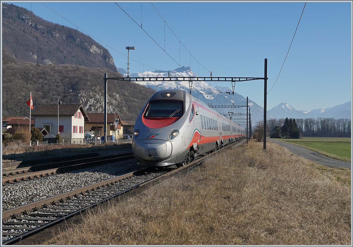 Ein FS Trenitalia ETR 610 als EC 34 von Milano nach Lausanne unterwegs fährt durch den Bahnhof von Roche VD.

17. Februar 2019