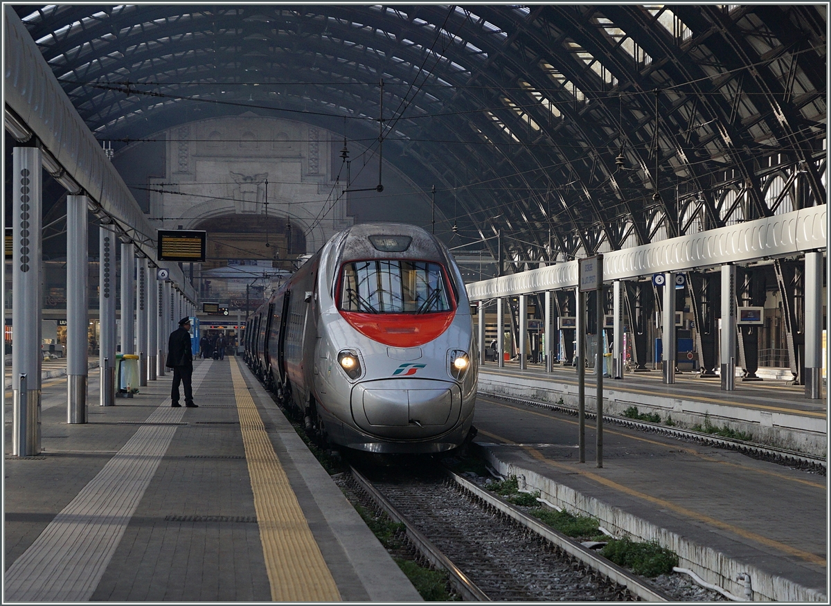 Ein FS Trenitalia ETR 610 wartet in Milano Centrale auf die Abfahrt als EC 14 nach Zürich HB