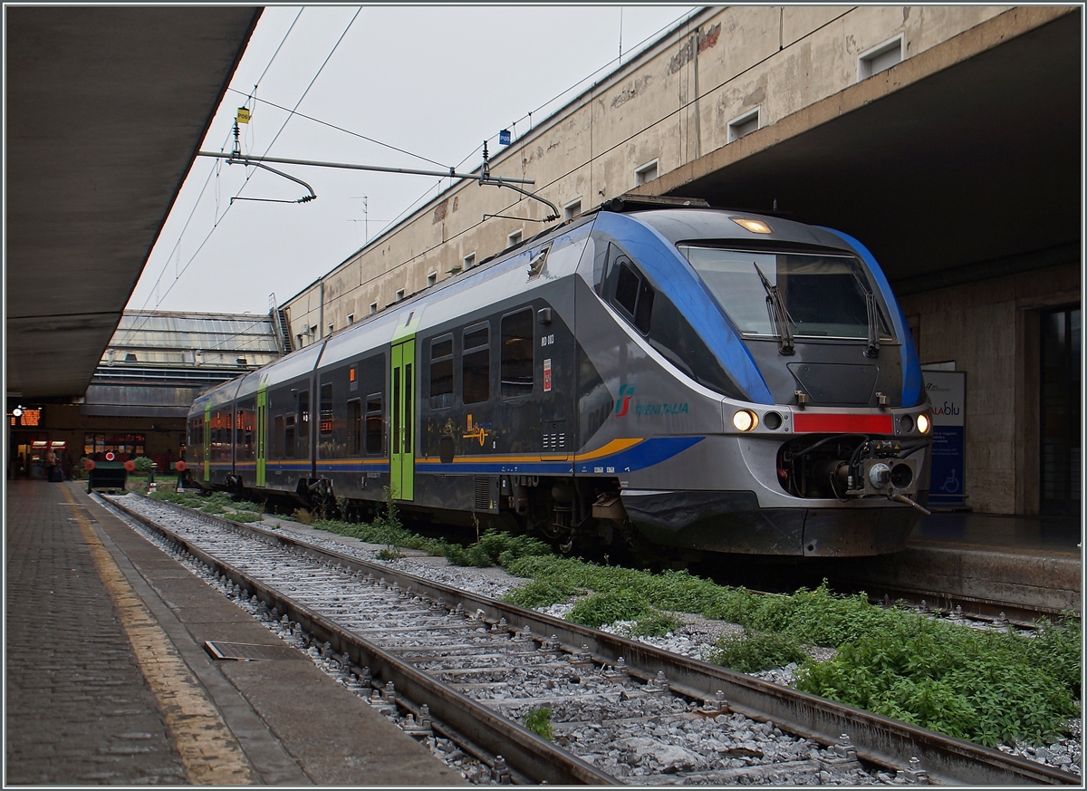 Ein FS Trenitalia Minuetto im neun Farbkleid wartet in Firenze auf die Abfahrt.
13. Nov. 2014