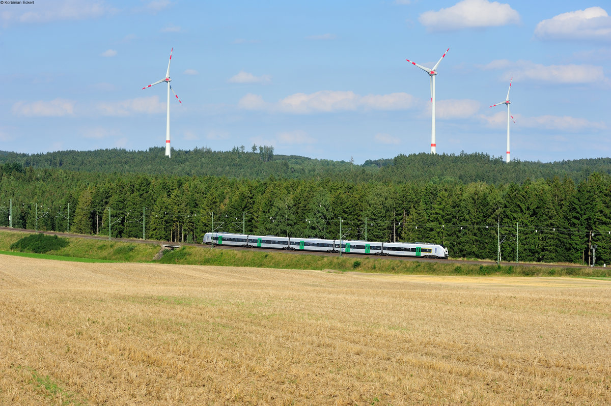 Ein fünfteiliger 1440er der MRB als RE3 26982 von Dresden nach Hof Hbf kurz vor dem Zielbahnhof bei Unterhartmannsreuth, 16.08.2016