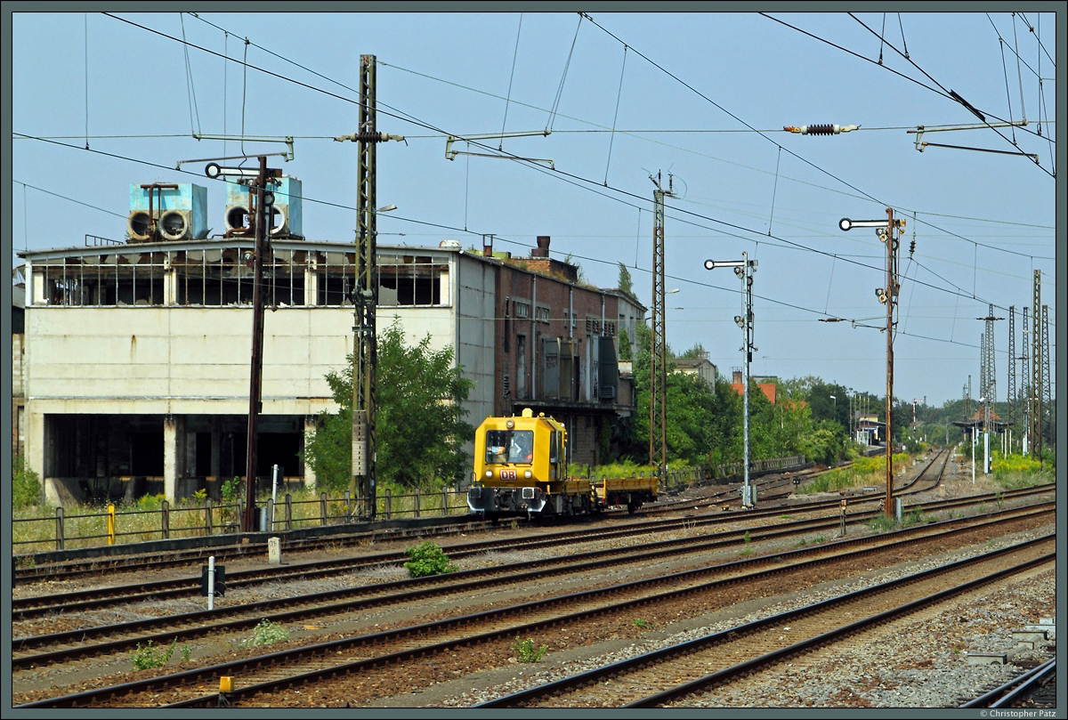 Ein GAF 100 wartet am 13.08.2015 im Bahnhof Köthen auf die Ausfahrt. Links befindet sich das ehemalige Unterwerk. 