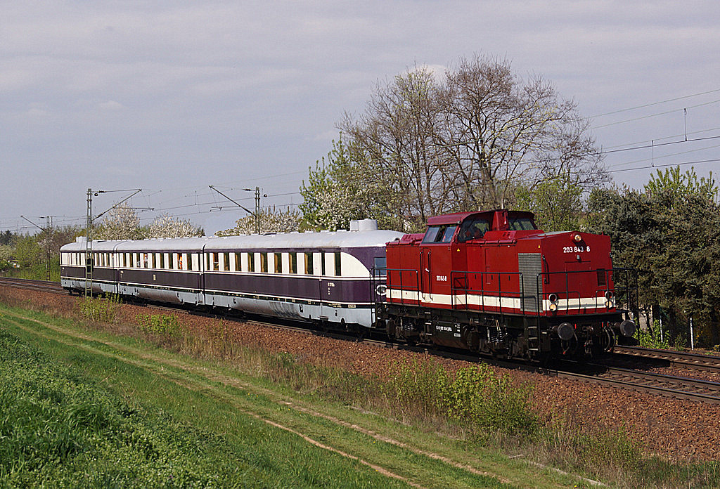 Ein Gast für die Eisenbahn-Feierlichkeiten in Dresden zu 175 Jahren Dresden - Leipzig. Der SVT Bauart Köln wurde aus Delitzsch nach Dresden mit der 203 843 der ELL überführt.