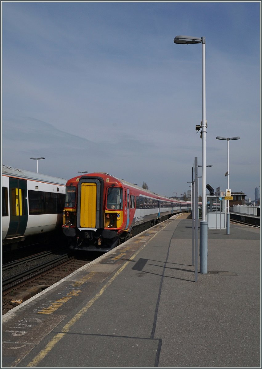 Ein Gatwick-Express Richtung Flughafen fährt ohne Halt durch den am meisten Betrieb aufweisendne Bahnhof Clapham Junction. 
21. April 2016