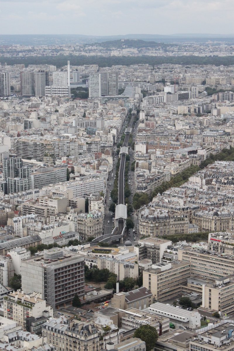 Ein Geheimtipp in Paris ist die über 200m hohe Aussichtsplattform des Tour Montparnasse am gleichnamigen pariser Bahnhof. Von hier Oben hat man einen einzigartigen Blick auf alle Pariser Wahrzeichen. Mitten durch das Häusermeer verläuft die Hochbahntrasse der Linie M6 der pariser Metro. Vorne ist die Station Sevres-Lecourbe zu sehen. Es folgen die Stationen Cambronne und La Motte-Picquet-Grenelle und ganz hinten befindet sich die Station Dupleix. Aufnahmedatum: 10.08.2016