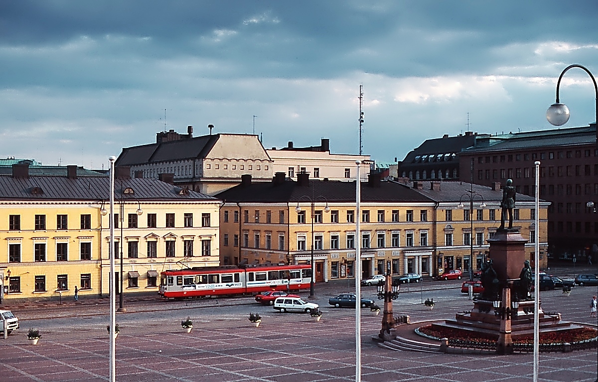 Ein Gelenkwagen vom Typ MLNRV der Straßenbahn Helsinki ist an einem Maiabend 1988 auf der Aleksanterinkatu unterwegs