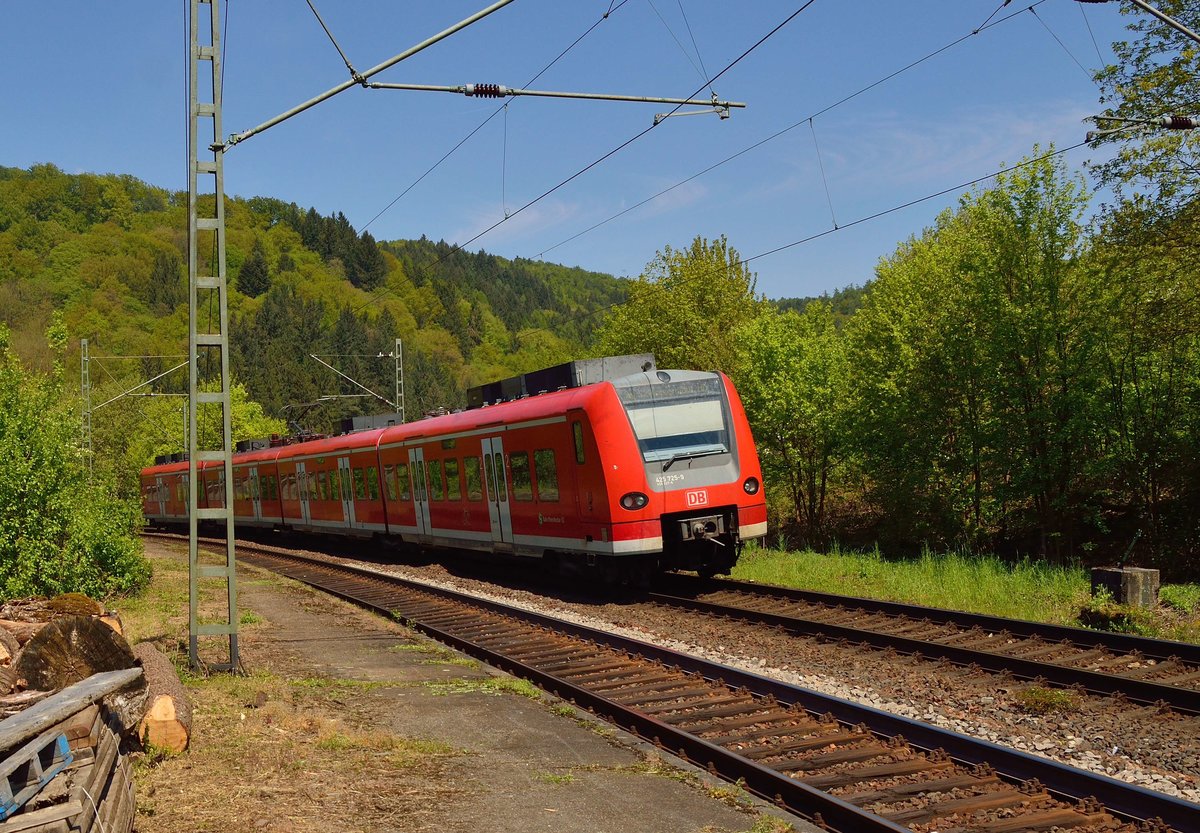 Ein gestrickter 425ziger verlässt gerade Neckargerach als S2 nach Kaiserslautern Hbf.
Es sind die beiden Hälften 425 227-6 und 425 725-9 am Freitag den 6.5.2016