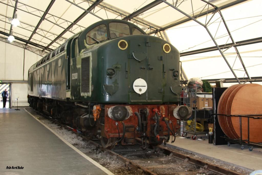 Ein Gigant auf Schienen ist diese sechsachsige D 200. Sie hat derzeit, hier am 27.10.2014, einen Unterstand in einem Zelt im Freigelände des Museum in York erhalten.