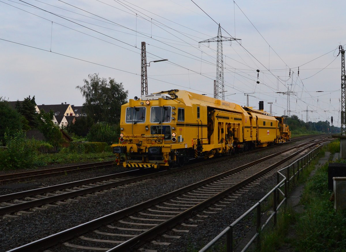 Ein Gleisbauzug der DB Bahnbaugruppe auf dem Weg nach Duisburg durch Lintorf am Abend des 13.8.2016