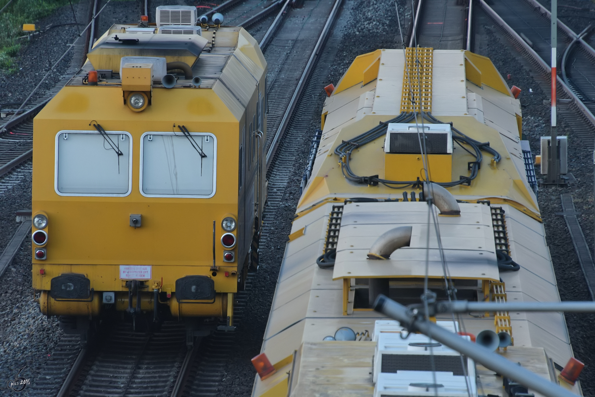 Ein Gleisvormesstriebwagen EM-SAT 120 und die Universalstopfmaschine Unimat 09-32/4S Dynamic am Flughafenbahnhof in Düsseldorf. (Mai 2017)