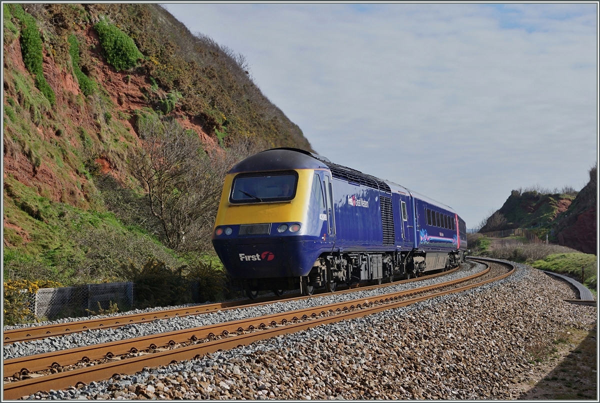 Ein Great Western Railway Class 43 HST 125 zwischen Dawlish und Dawlish Warren auf der Fahrt Richtung Exeter. 19. April 2016