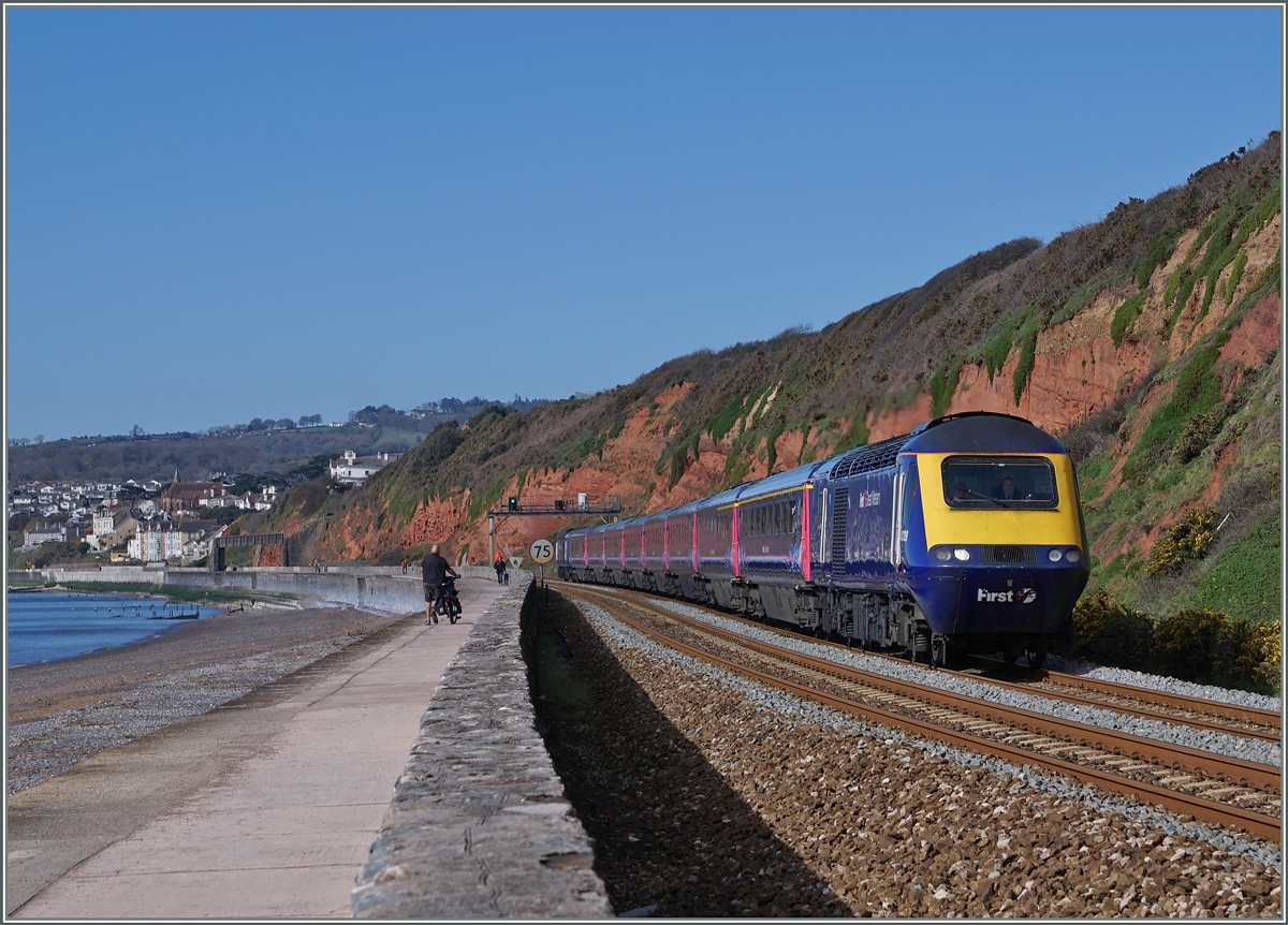 Ein Great Western Railway Class 43 HST 125 kurz nach Dawlish auf der Fahrt Richtung Exeter.
19. April 2016